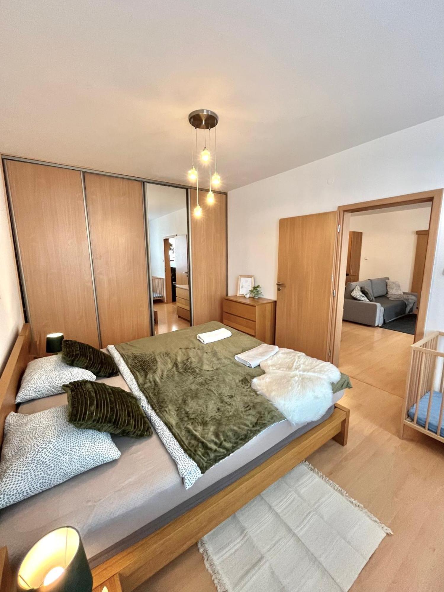 Apartment Tina - Old Town, Ac, Free Private Parking ブラチスラヴァ エクステリア 写真