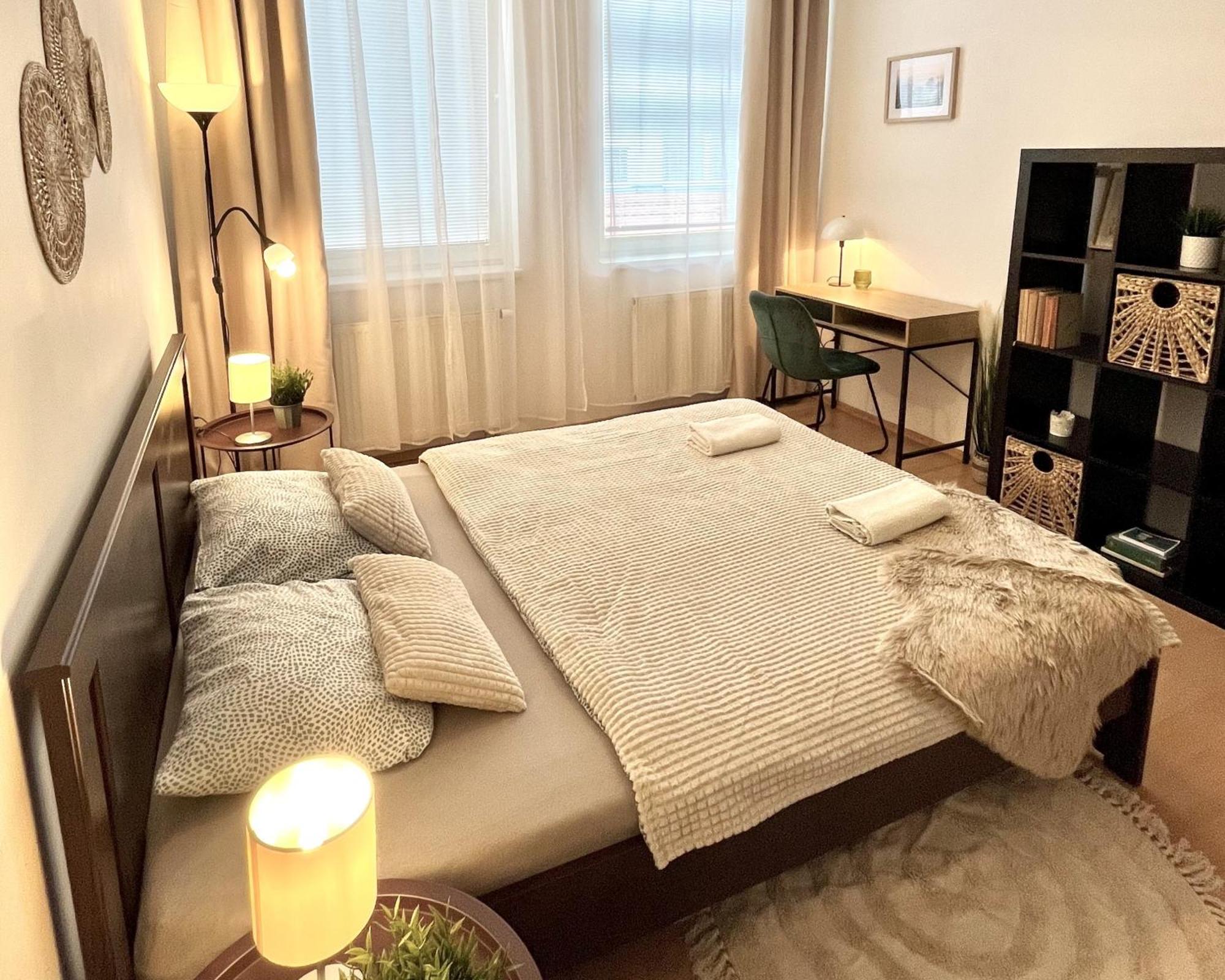 Apartment Tina - Old Town, Ac, Free Private Parking ブラチスラヴァ エクステリア 写真